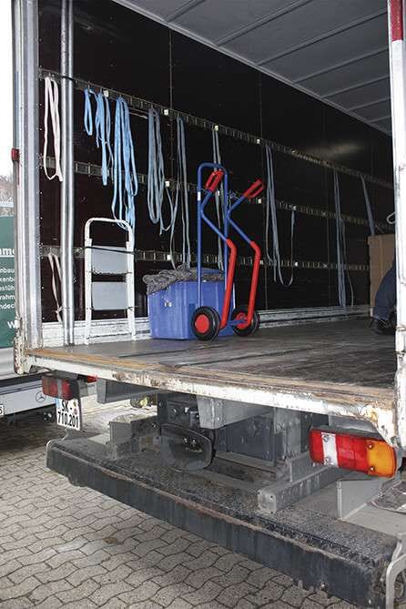 Diable en tube d'acier avec grande pelle avec brancards